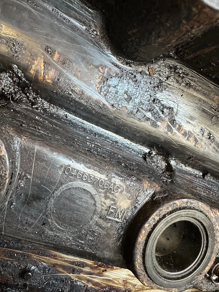 Valve Rocker Cover Right For Chrysler 300c 2.7 Petrol 2009 year #45666677 - Image 4 of 4