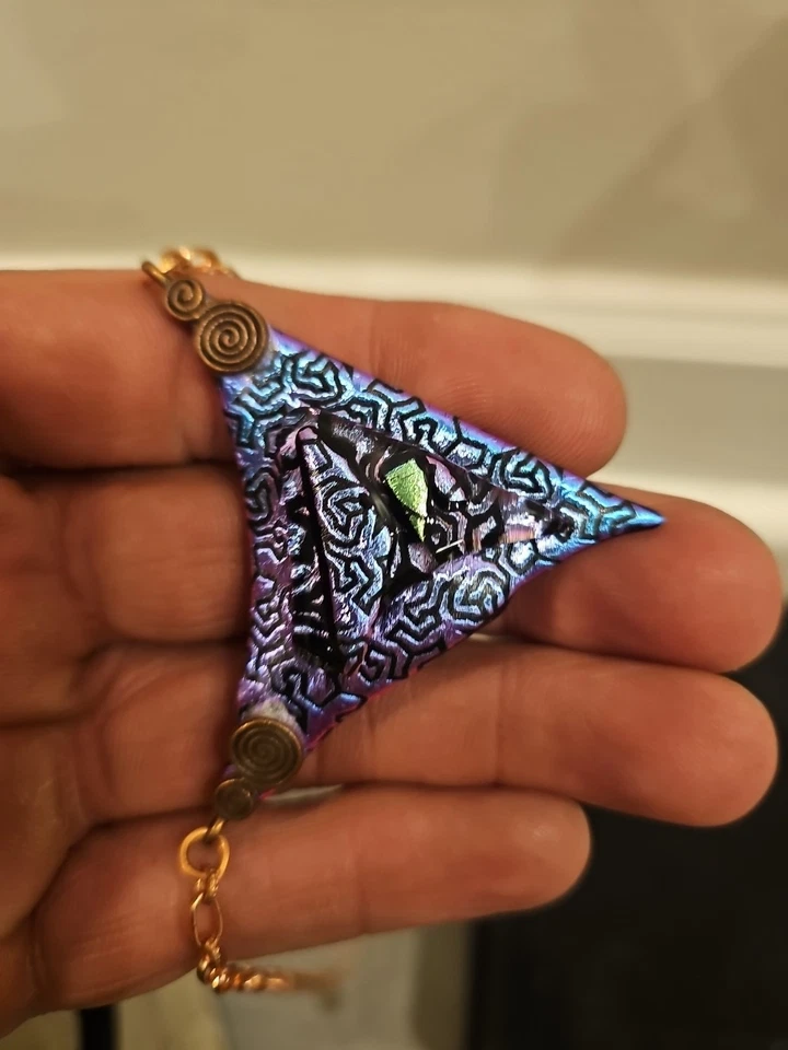 Ожерелье из дихроичного стекла с предохранителем кулон довольно фиолетовый, синий и розовый #R4TM - Изображение 3 из 4