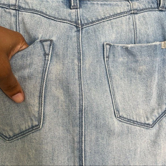 Saia curta jeans retrô Bebe Y2K tamanho 29 lavagem leve aisemétrica desgastada anos 90 - Imagem 3 de 4