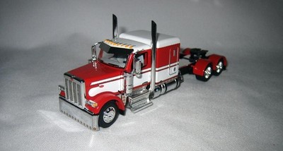1/64 DCP 263 589 Pete 72  Flat Top Sleeper (Red/White)