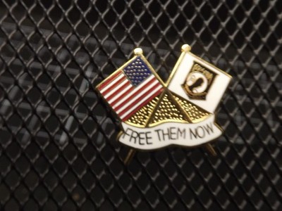 ''US FLAG/POW FLAG -FREE THEM NOW'' NEW Collar/Hat Pin Enamel FREE SHIPPNG