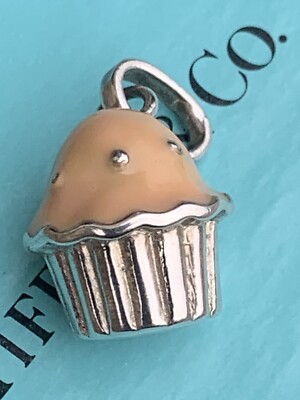 TIFFANY & Co. cupcakeシルバー&エナメルチャーム Tiffany & Co Elsa Peretti Sterling Silver Peach Enamel