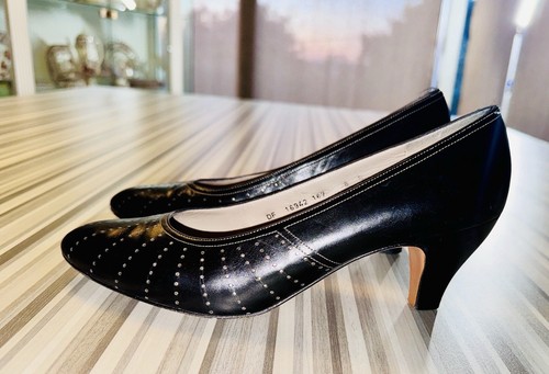 Salvatore Ferragamo Black Girella Pumps with Stitching - Sz 8 B