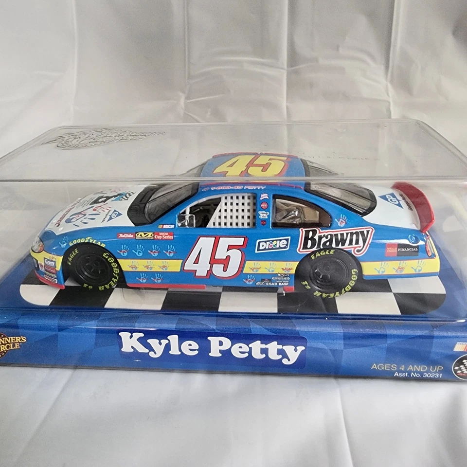 Kyle Petty #45 Hands To Victory 1:24 Diecast Winner's Circle NEW Foto 3 de 4