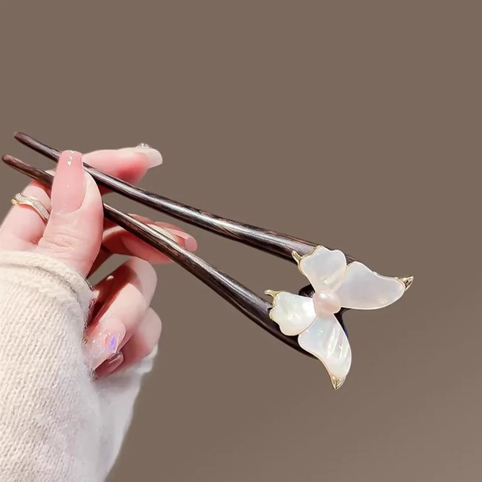 Pin de pelo de madera hecho a mano - Tenedor de pelo en forma de U con mariposa natural... Foto 3 de 4