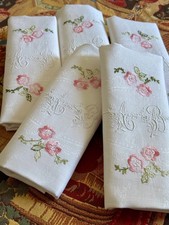 5 belles serviettes de table anciennes. Lin damassé. Monogramme AB.