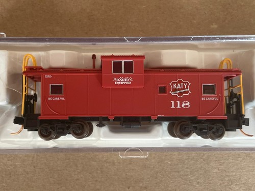 Neu in OVP Altas Spur N Caboose 30609, MKT in rot