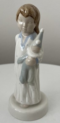 Royal Dux Porzellan Figur - Mädchen mit Puppe, H - ca. 15 cm