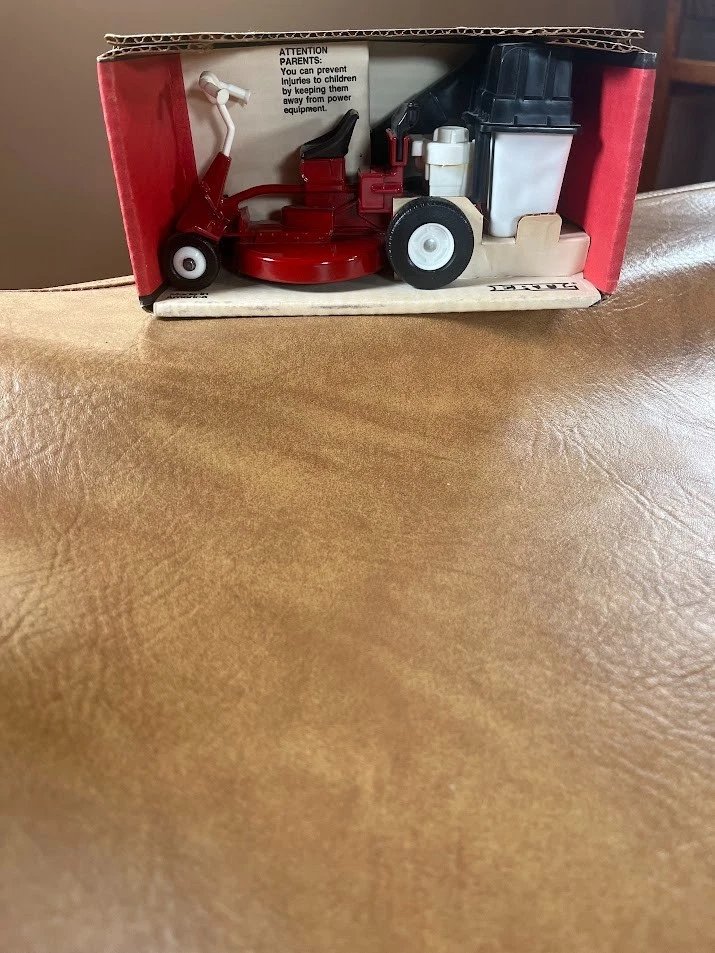 ERTL #4176 SNAPPER REAR ENGINE RIDER TRACTOR NIB 1/12 - Image 4 of 4