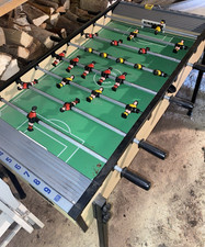 Kneipenkicker f&uuml;r Familien, hochgezogene Spielfeldecken, Standardfiguren, Holz