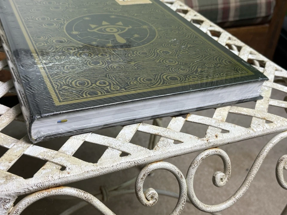 The Legend of Zelda Breath of the Wild Complete Official Guide - Deluxe Edition - Image 2 of 4
