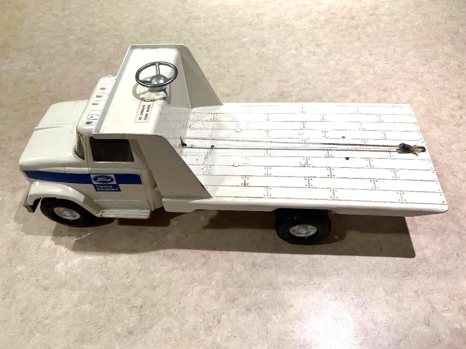 Camión tractor Ford con plataforma inclinable 1/16 Ertl retroceso con cable de trabajo Foto 2 de 4