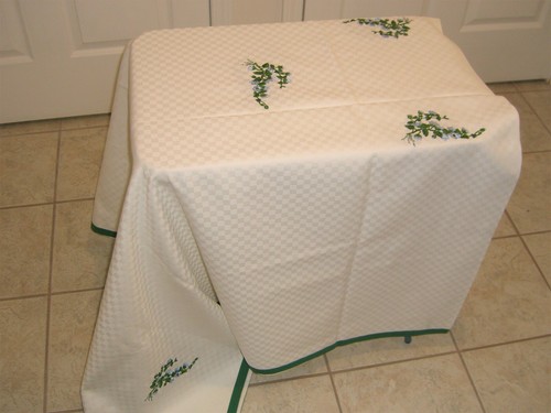Large Linen Tablecloth from Italy - Embroidered Linen Bottaro 60"X90" Rectangle - Picture 2 of 5