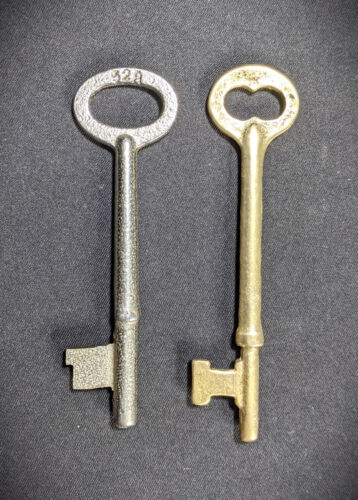 Taylor Steel Key #528 & Brass Skeleton Key Vintage - Picture 2 of 6
