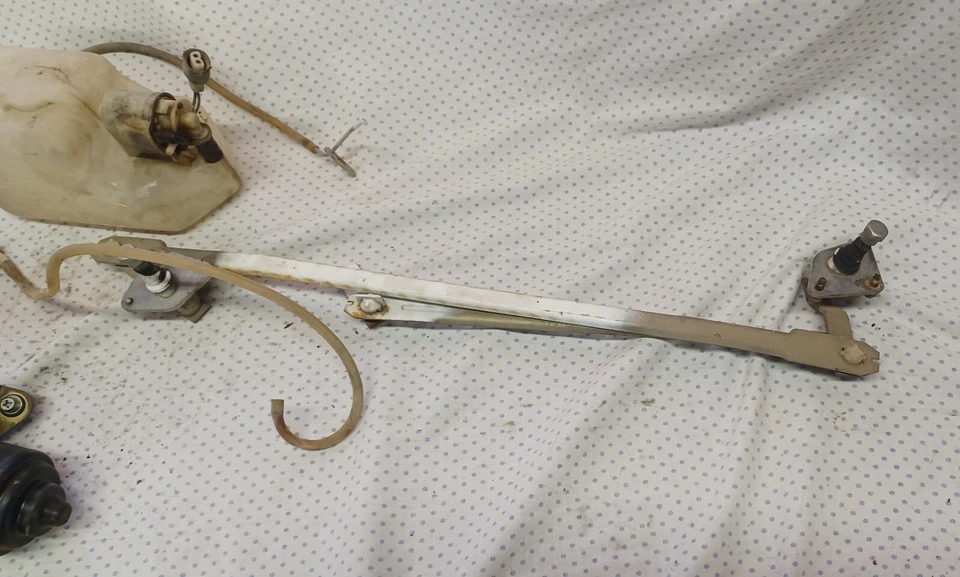 1978 Datsun Nissan 620 Windshield Wiper Motor with Wiper Arms Complete Assmebly - Image 2 of 4