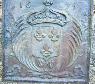 Plaque de cheminée en fonte. Blason couronné et anges aux ar Plaque de cheminée en fonte. Blason couronné et anges aux ar