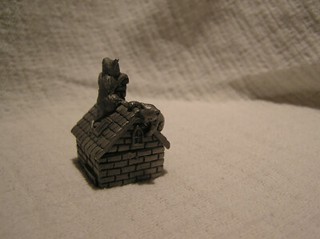 A.E.WILLIAMS SMALL PEWTER BOX.HOUSE . 'CATS ON THE ROOF'.WEE BOXES RANGE.G/C