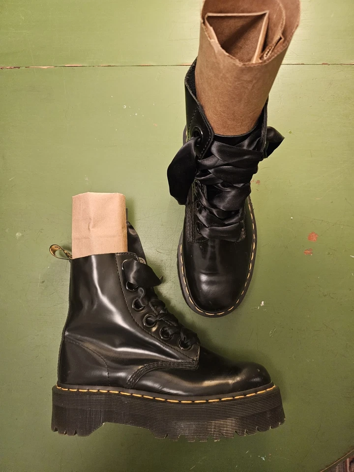 Botas de cuero veganas Dr. Martens MOLLY Platform Doc Marten negras de combate para mujer 10 Foto 3 de 4