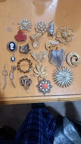 LOT OF 19 VINTAGE SILVER AND GOLD TONE COSTUME JEWELRY BROOCHES.