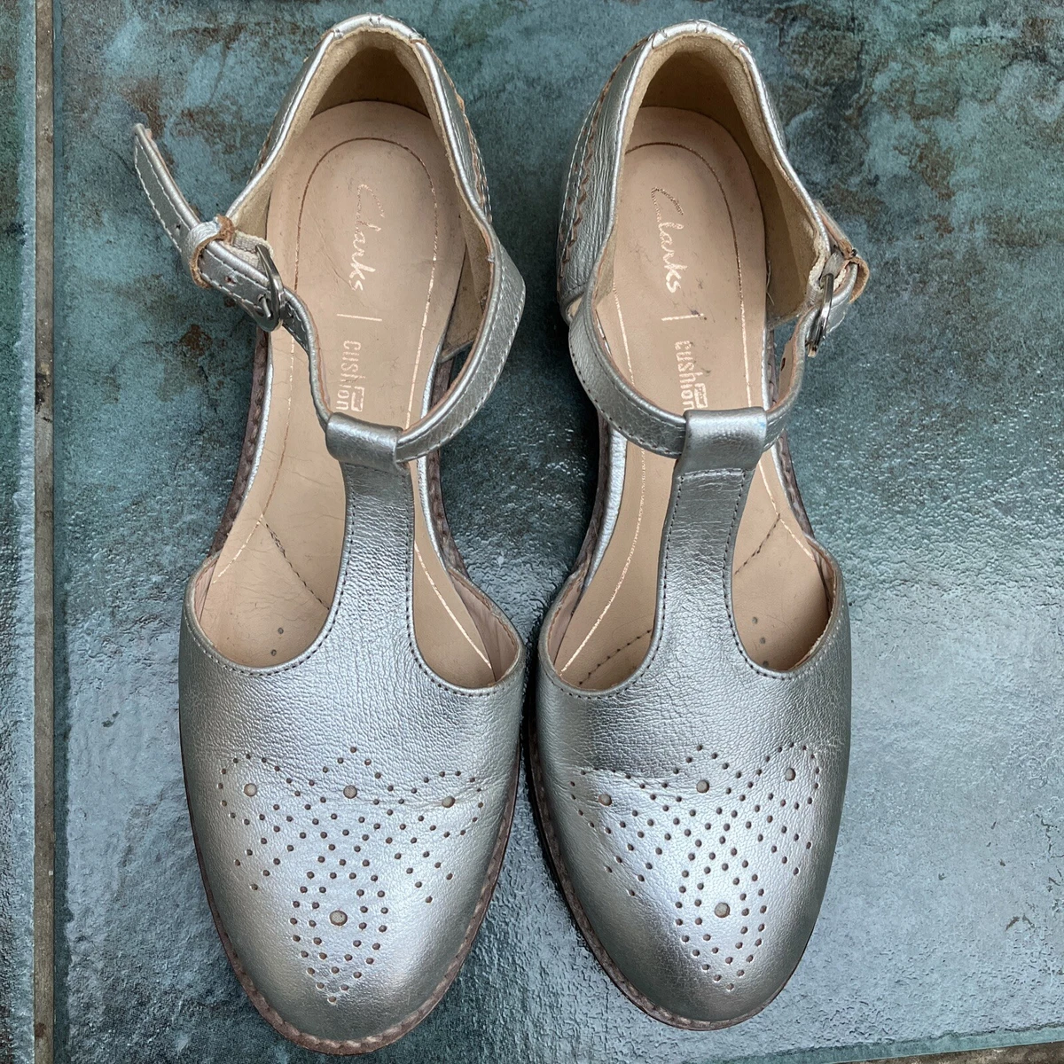 Clarks Silver Leather T Bar Sz 3 36.3 Low Comfy Buckle Fastening Netley Daisy