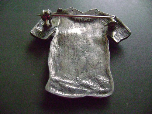 NEW OLD STOCK- CRYSTAL T- SHIRT, JEANS, FEET, PEWTER WHIMSICAL BROOCH/PIN - Foto 4 di 4