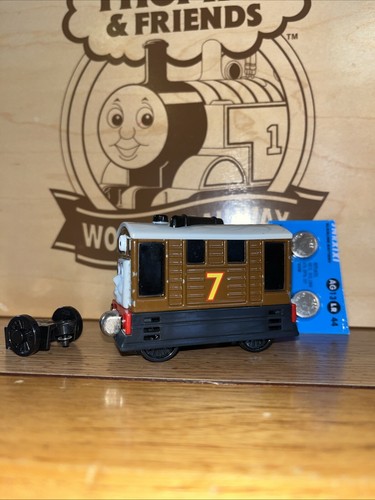 TALKING TOBY ! THOMAS FRIENDS TRAIN LIGHTS SOUNDS PHRASES CHUFFING NOISES ! - Picture 5 of 11