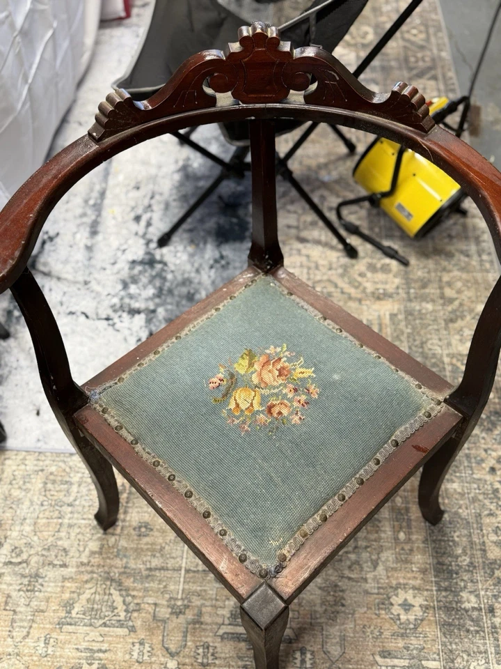 Cadeira de canto de madeira esculpida – Estofamento floral bordado – Antiga - Imagem 2 de 3
