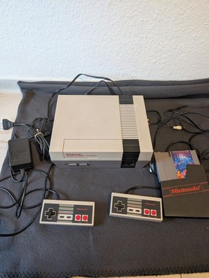 Nintendo NES Entertaiment System mit 2 Controllern und Tetris Retro Gaming