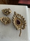 Stunning Vintage Magenta Pink Burgundy Rhinestones Prong-set Brooch Earrings — photo 9
