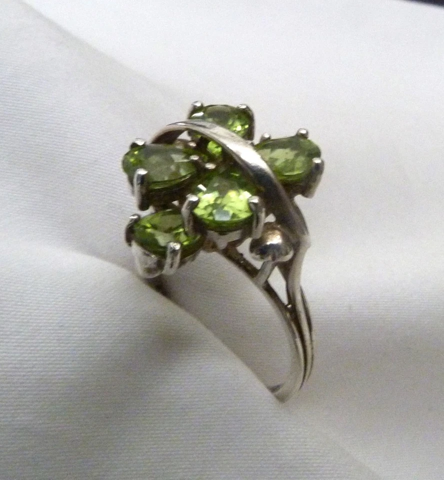 ANILLO DE PLATA ESTERLINA CON PIEDRAS PRECIOSAS DE PERIDOTO DOS DE 4,5 QUILATES FIRMADO POR EL DISEÑADOR TALLA 8 Foto 4 de 4