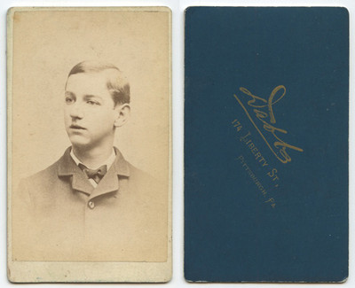 CDV STUDIO PORTRAIT OF STYLISH YOUNG MAN FROM PITTSBURGH, PA, BY DABBS