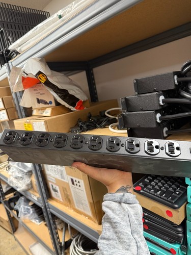Vertiv Rack PDU, Basic, Horizontal, 20A, 120V, 105-20R (vp9563) - 第 1/3 張圖片
