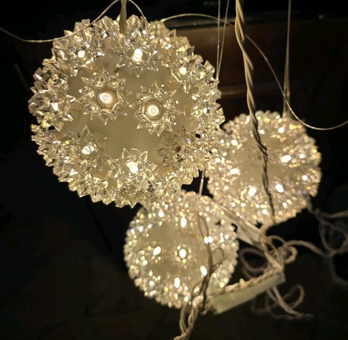 White GE 3Spheres Twinkle 5.5 Diameter Approx 50 Lights Each Indoor/ Outdoor Use - Picture 2 of 10