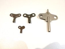 KONVOLUT VON  4 SCHLÜSSEL FÜR UHREN / UHRENSCHLÜSSEL