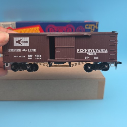 HO Scale Roundhouse 36' Box Car, Pennsylvania, Brown #76204 - 3065 Built - Picture 2 of 6