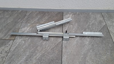 Ausziehtischbeschlag, um dann dazwischen eine Platte einzulegen.