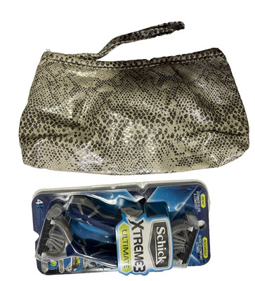 (4-Pack) Schick Xtreme 3 Ultimate Disposable Razo with  free bag retail $ 9.99  