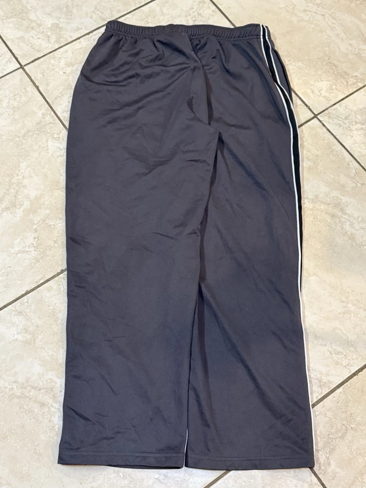 Pantalones deportivos holgados grises Tek Gear para hombre con rayas laterales talla grande Foto 3 de 4