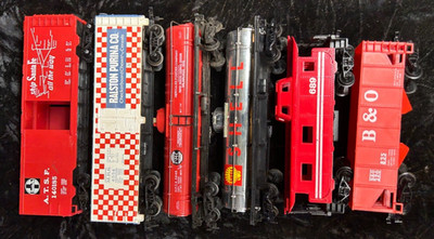 Lot of 6 Vintage HO Scale Railroad/Train Cars different makes, lot N