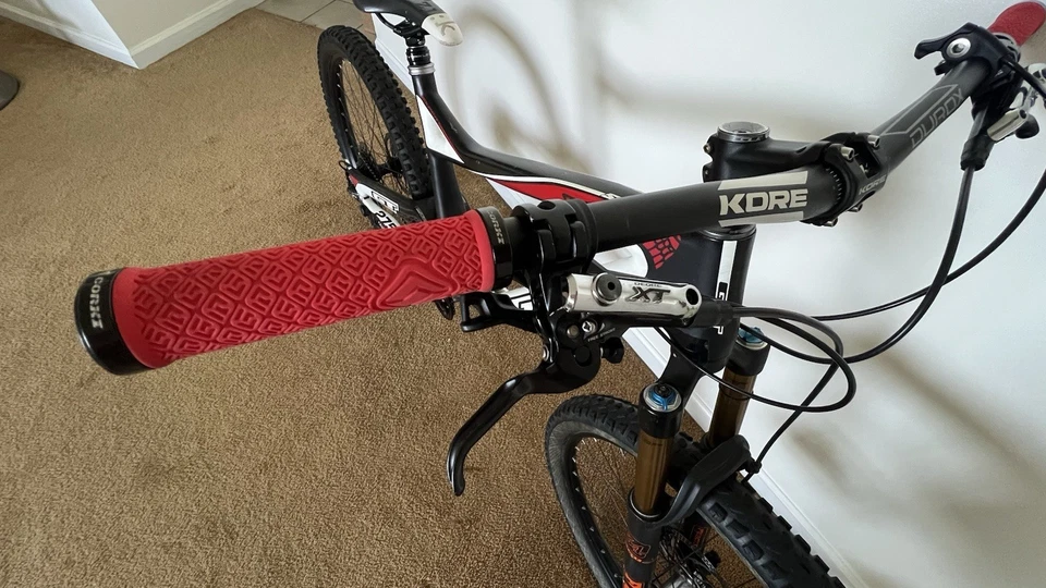 GT Sensor Carbon Team 27.5 Full Suspension  Mountain Bike in good condition. - Image 2 of 4