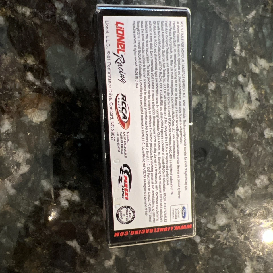 Brad Keselowski 2014 #2 Miller Lite branco PENSKE Ford Fusion 1/64 - Imagem 2 de 4