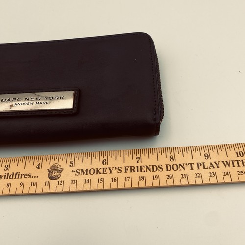 Portafoglio pochette MARC By MARC JACOBS nero pelle ciottolata lunga zip intorno card - Foto 5 di 6
