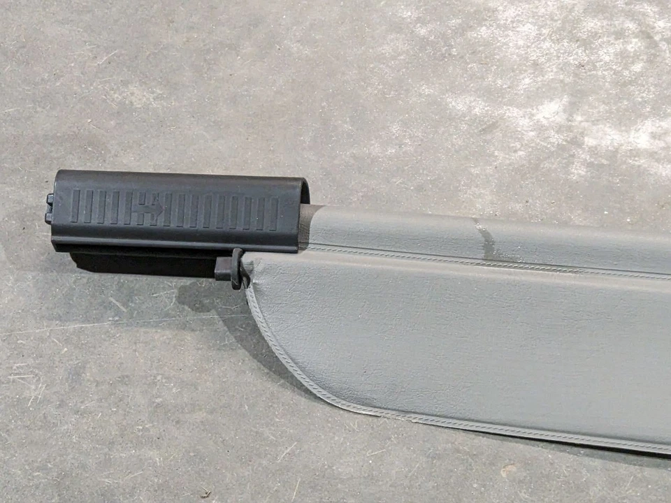 00-06 GMC Yukon XL / Cubierta de carga retráctil suburbana / Sombra (gra claro 1179526 Foto 2 de 4