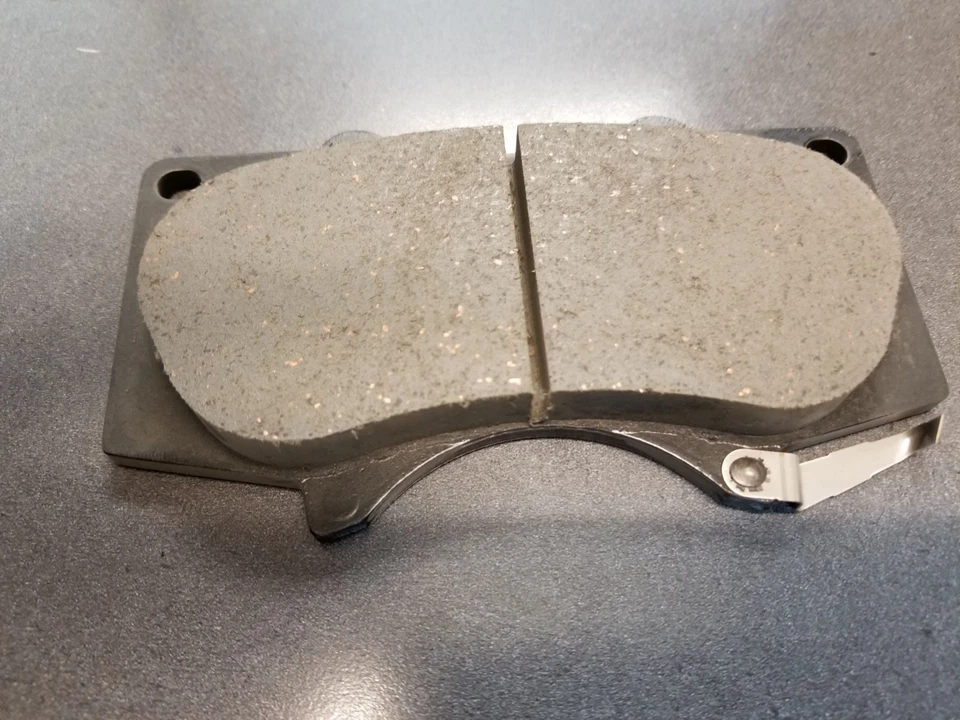 Pastillas de freno delanteras originales de cerámica Toyota Tundra 2000-2006 con cuñas 04465-AZ200 Foto 3 de 4