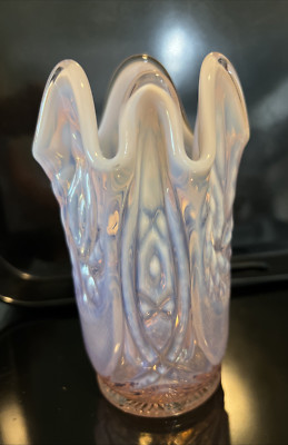 Westmoreland * Buzz Star * Lilac Pink Opalescent Glass Handkerchief Spooner Vase