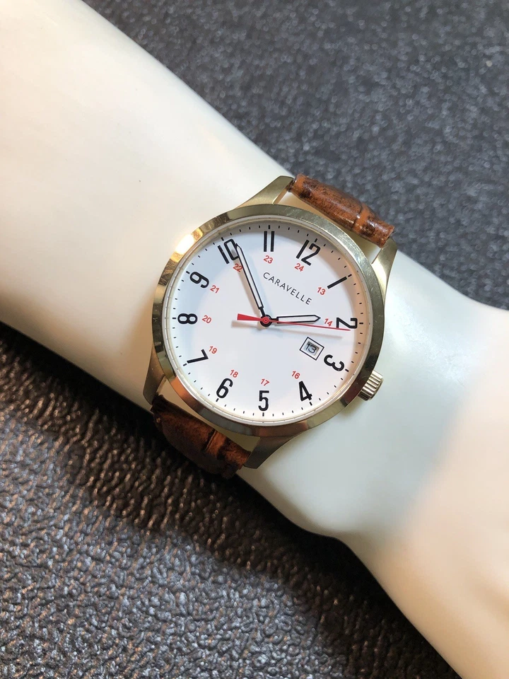 Reloj Caravelle By Bulova Hombre Tono Dorado Esfera Blanca, Fecha, Hora Militar Nuevo Murciélago Foto 4 de 4