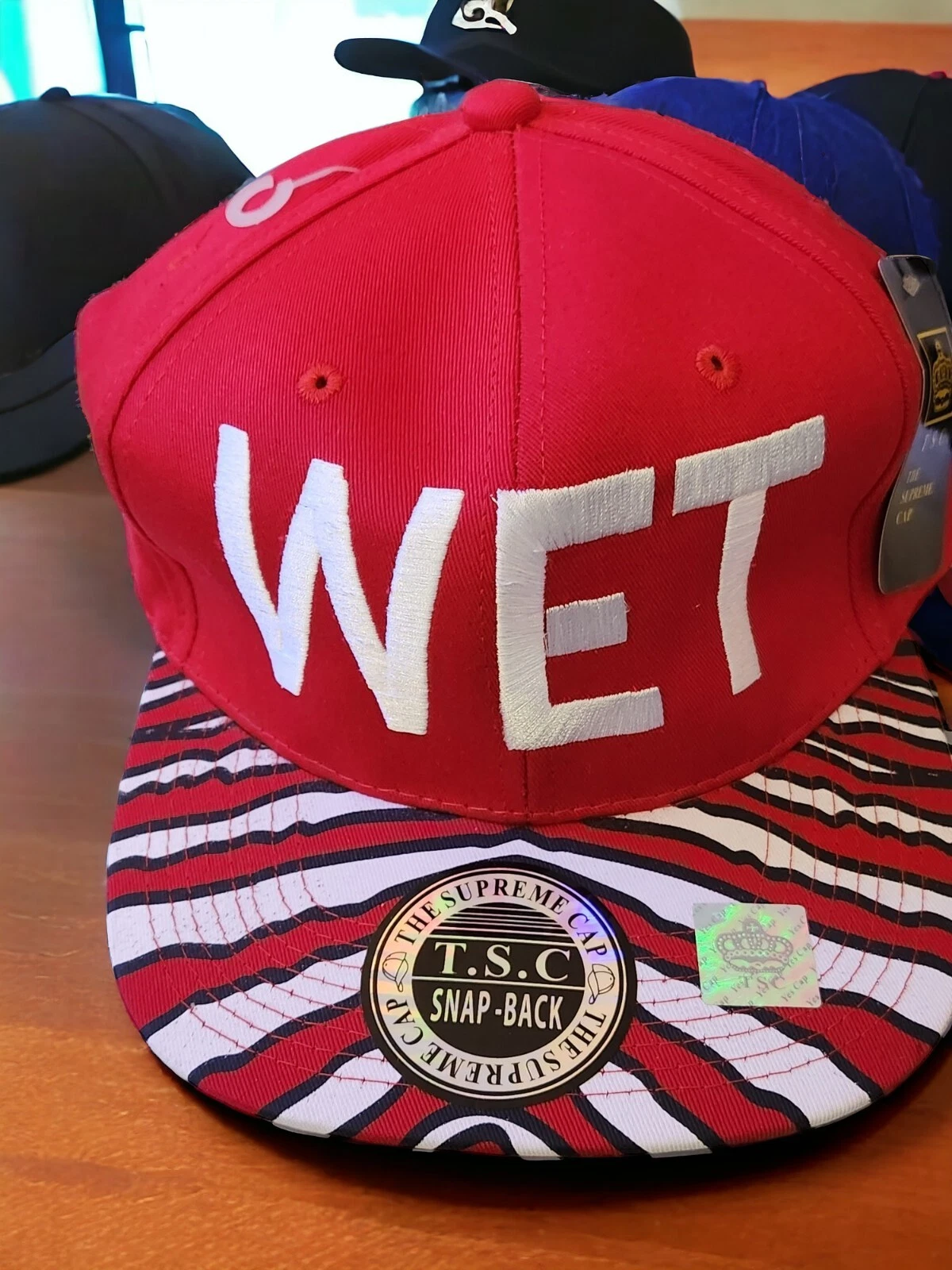 The Supreme Cap, « WET », Snap Back, rouge et blanc avec bord rayé, chapeau, étiquettes neuves