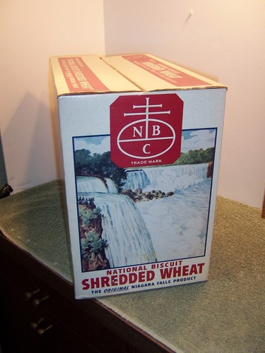 ANTIQUE HUGE DISPLAY SHREDDED WHEAT NATIONAL BISCUIT COMPANY ADVERTISING BOX - Picture 4 of 9