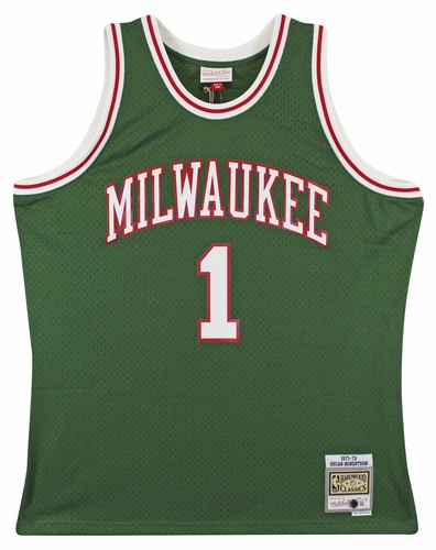 Bucks Oscar Robertson Signed 1970-71 Green M&N Swingman Jersey BAS Witnessed - Picture 4 of 6