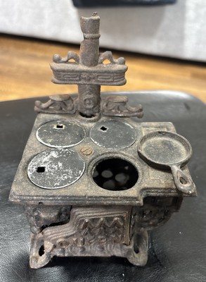 Vintage Queen Cast Iron Miniature Stove w/ Pan  Salesman's Sample Taiwan 